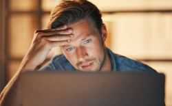 bezorgde man vishing e-mail fraude