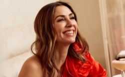 Kim Van Oncen trekt alle aandacht met opvallende rode top