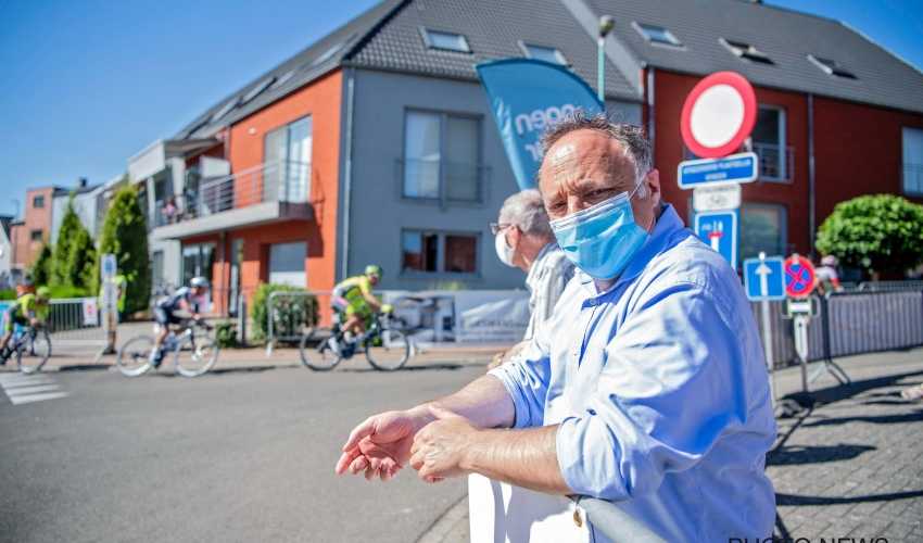 Viroloog Marc Van Ranst tijdens een wielerwedstrijd die coronaproof is