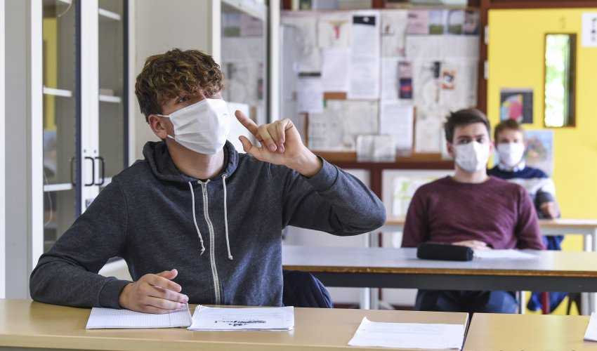 studenten met mondmasker in de klas