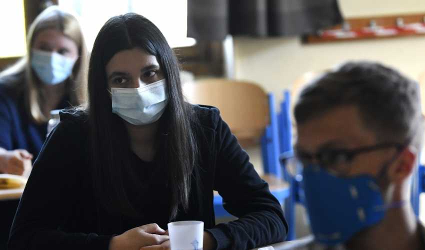 leerling draagt mondmasker in de klas