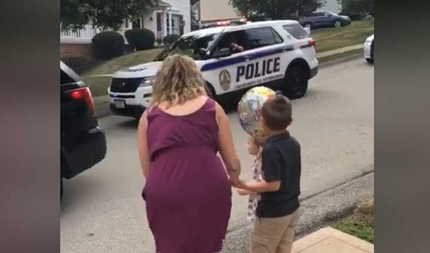 Colonne politiewagens voor jarige jongen