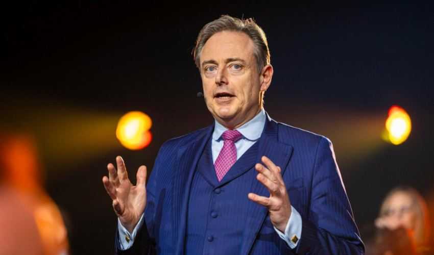 Bart De Wever deelt geweldige foto van zijn zoon en dochter: "Deugnieten"