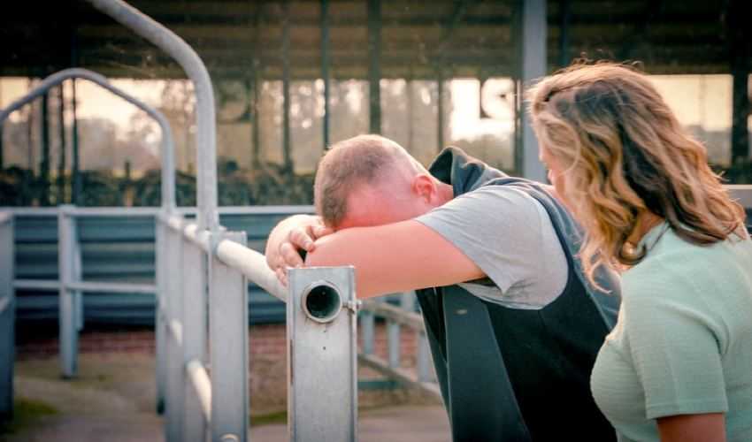 Harde reacties voor boerin Sanne in ‘Boer Zkt Vrouw’ nadat ze ontroostbare Jimmy terug huiswaarts stuurt
