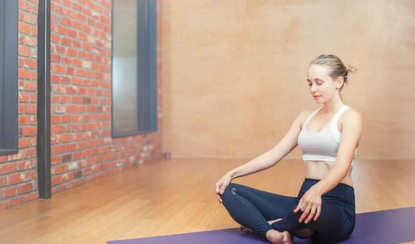 vrouw, yoga, strechen