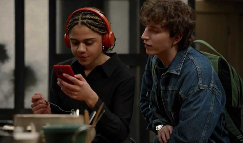 Thuis, Robin (Kobe Debie) en Therese (Dara Oguntubi)